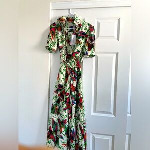 beautiful dress im 5’2 hits right above my ankle